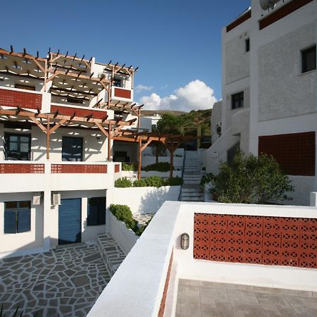 St George Studios & Apartments Батси Экстерьер фото