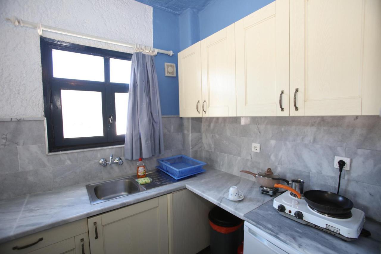 St George Studios & Apartments Батси Экстерьер фото